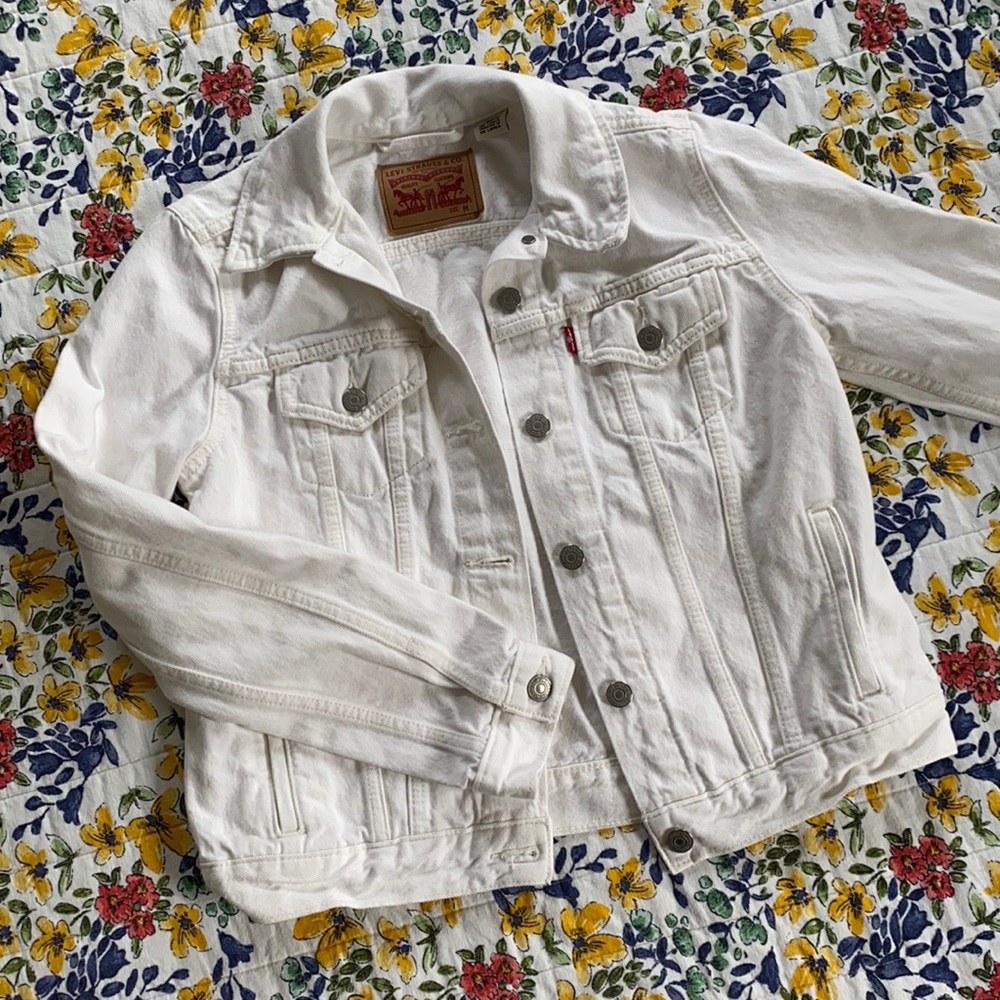 White Levi’s denim jacket
